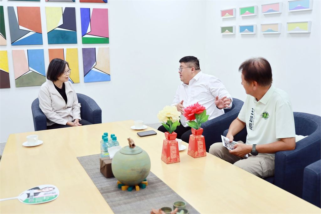 最強母雞！　蔡易餘帶3鄉市鎮長選將　合體蔡英文拍"長輩圖"