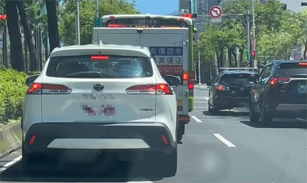 多圖/彭振聲愛妻身亡請假庭審!旁人攙扶「神情憔悴」搭車衝回家收行李
