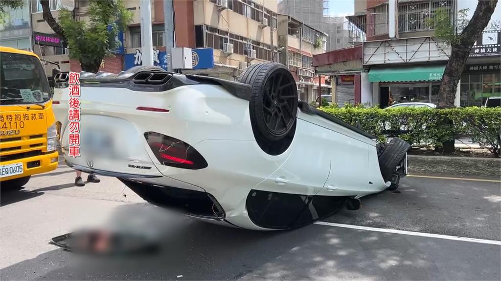 喝太醉?酒駕自撞安全島翻車 駕駛臉部受傷受困車內