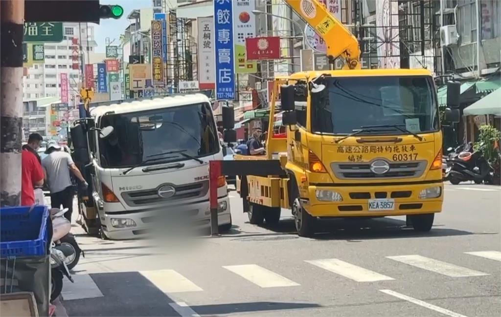 大貨車卡進1公尺坑洞　疑地底聯通管斷裂+大雨沖刷