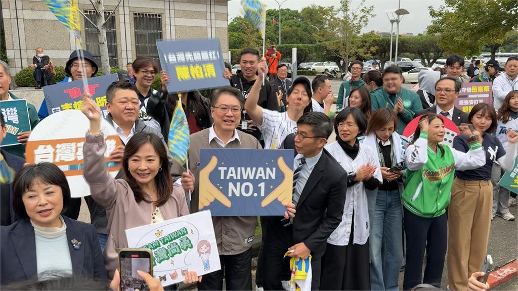 英雄大遊行擠爆!全場大唱「台灣尚勇」 啦啦隊凱蒂狂掉淚「邊跳邊哭」