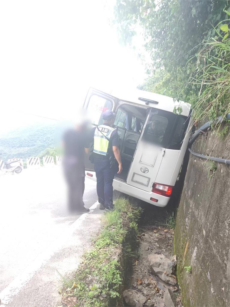 快新聞／高雄客運滑落茂林山區水溝　警即時救援還做了這暖舉