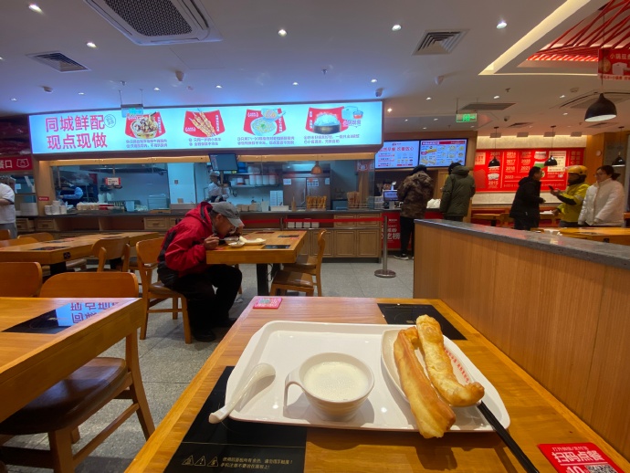 中國窮鬼餐廳「13元爽吃到飽」！進軍台灣「恐稱霸餐飲業？」兩派吵翻：還真不敢