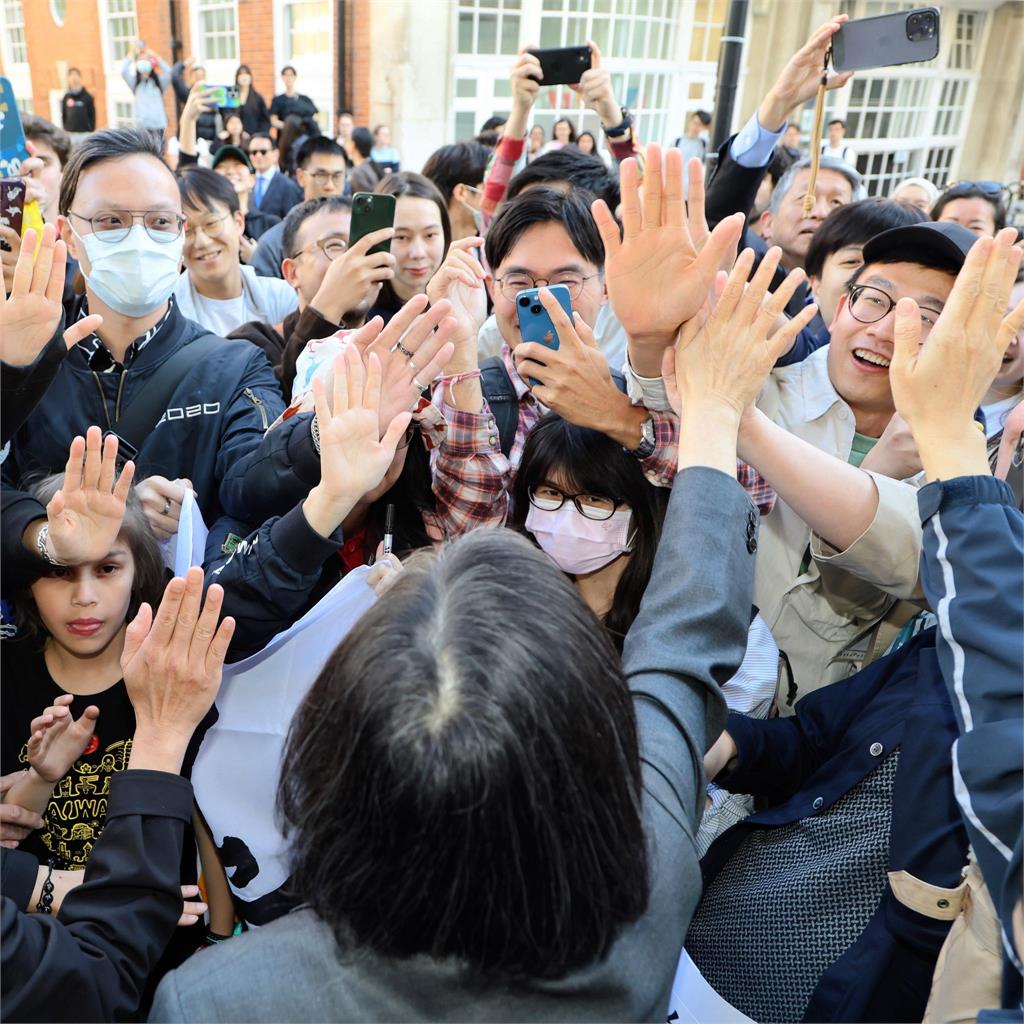 倫敦女團「被大群粉絲包圍」竟是蔡英文!中國粉絲尖叫告白…她轉身反應曝光