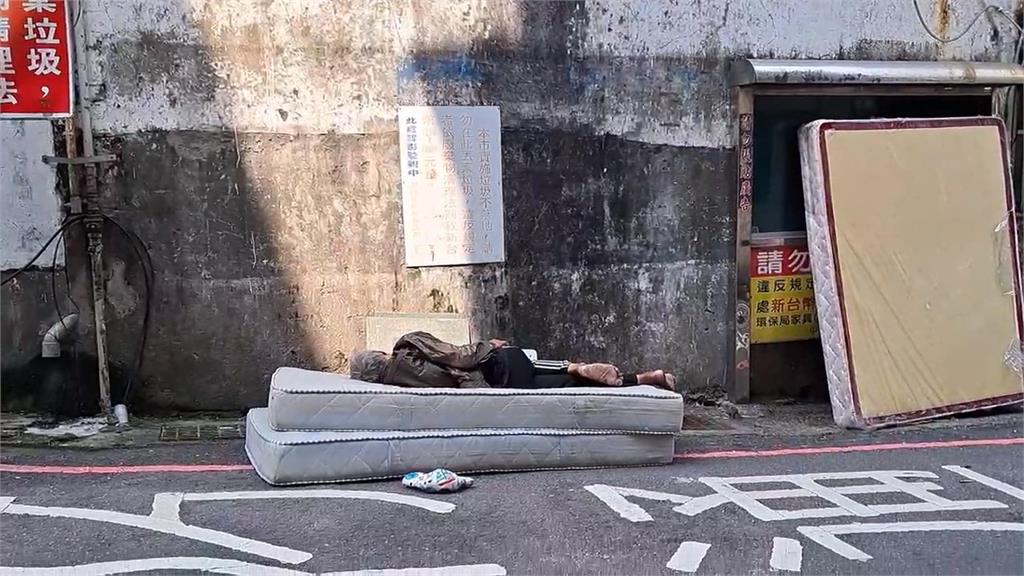 基隆正濱漁港附近　廢棄床墊躺流浪漢讓住戶嚇壞