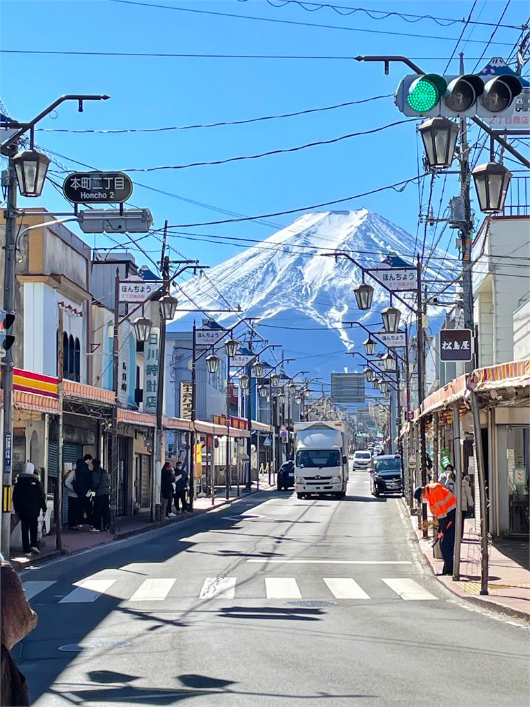 當馬路自己家開的？富士山打卡景點「路口擠滿中國人」日本人全看傻眼