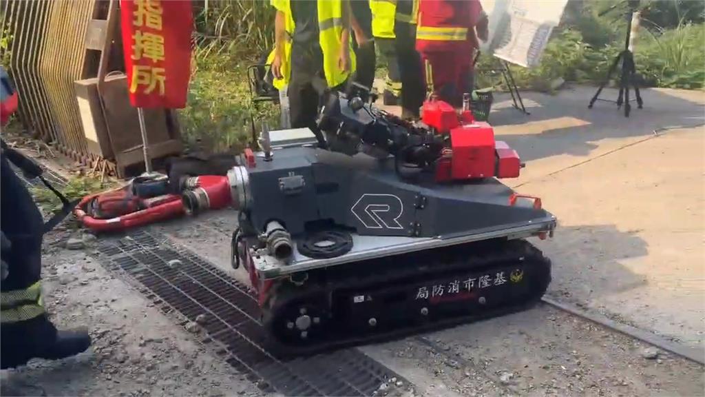 持續灌救！天外天掩埋場失火　基隆消防局加派水車支援