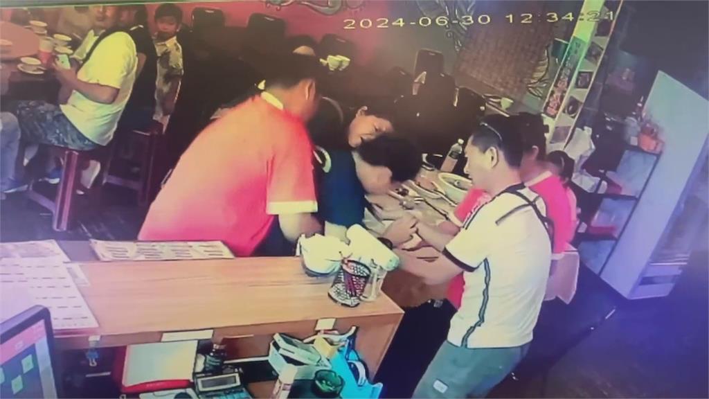 男童吃小卷噎到! 老闆用"哈姆立克法"救了一命"