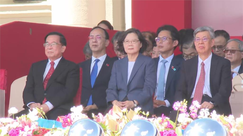 快新聞/國慶壓軸超震撼! 雷虎勇鷹高教機噴彩煙飛越總統府