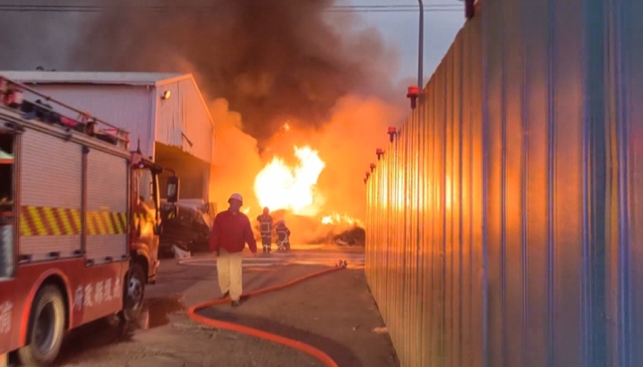 南投草屯垃圾場「廢棄床墊」起火！　　熊熊火焰竄燒、消防出動８車馳援
