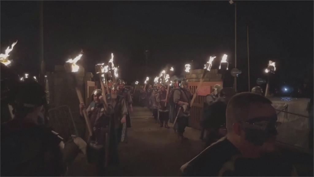 蘇格蘭傳統聖火節酷似燒王船　千人擲火把將維京船燒成灰燼