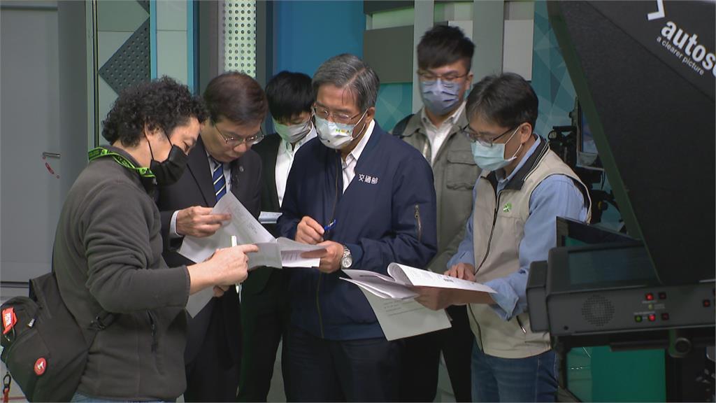 架式十足！王國材化身預報員　宣導春節連假國道疏運