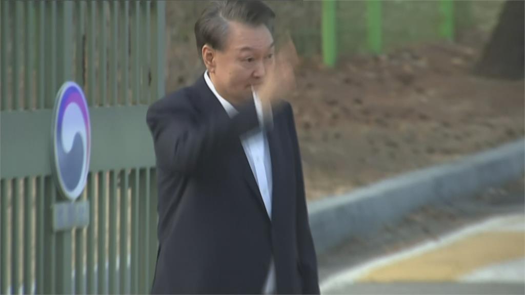尹錫悅獲釋!結束52天拘留 向支持者揮手、鞠躬致意