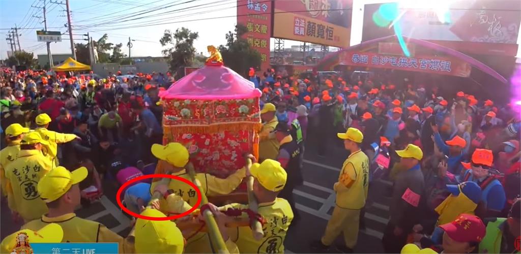 顏寬恒2次參拜接駕!白沙屯媽祖「搖頭倒退嚕」轉身快跑…網笑爛:閃了消波塊