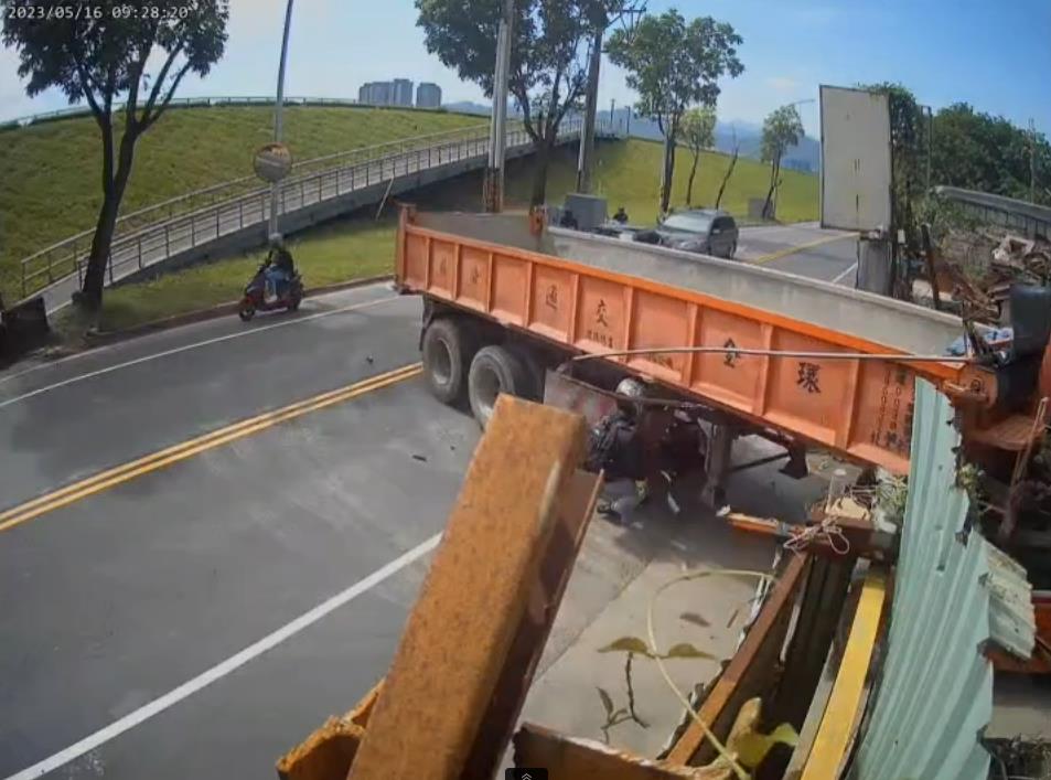 快新聞/板橋河堤邊大貨車違規左轉 騎士閃避不及「脖卡在貨車側邊」