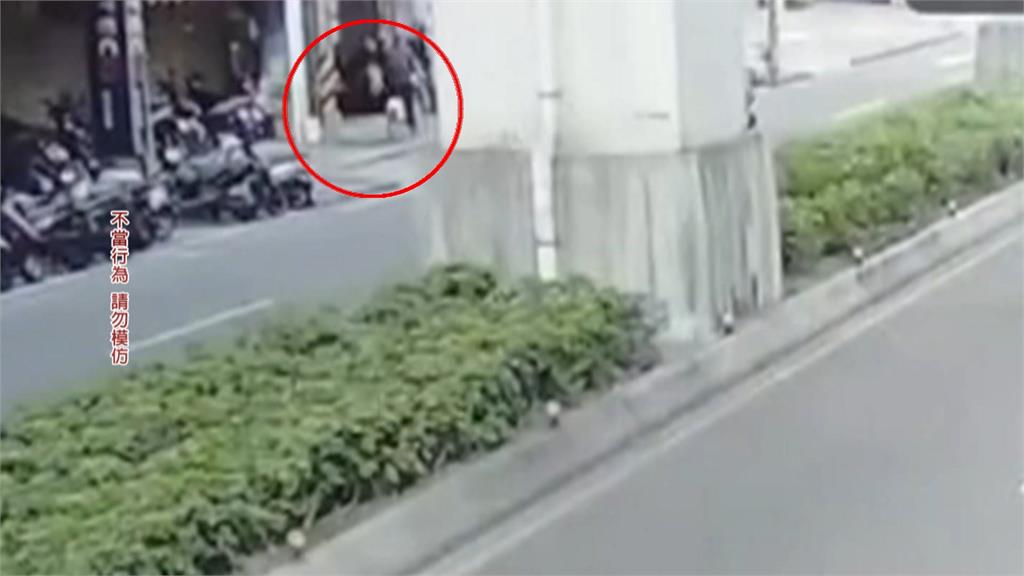 不滿家人違規被拍攝！　七旬老翁騎走對方腳踏車