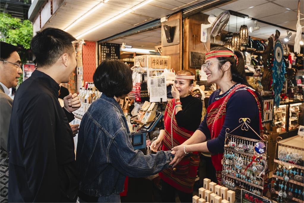 快新聞/蘇巧慧走訪烏來老街、泰雅博物館 拋「2.0活化計劃」打造文化基地