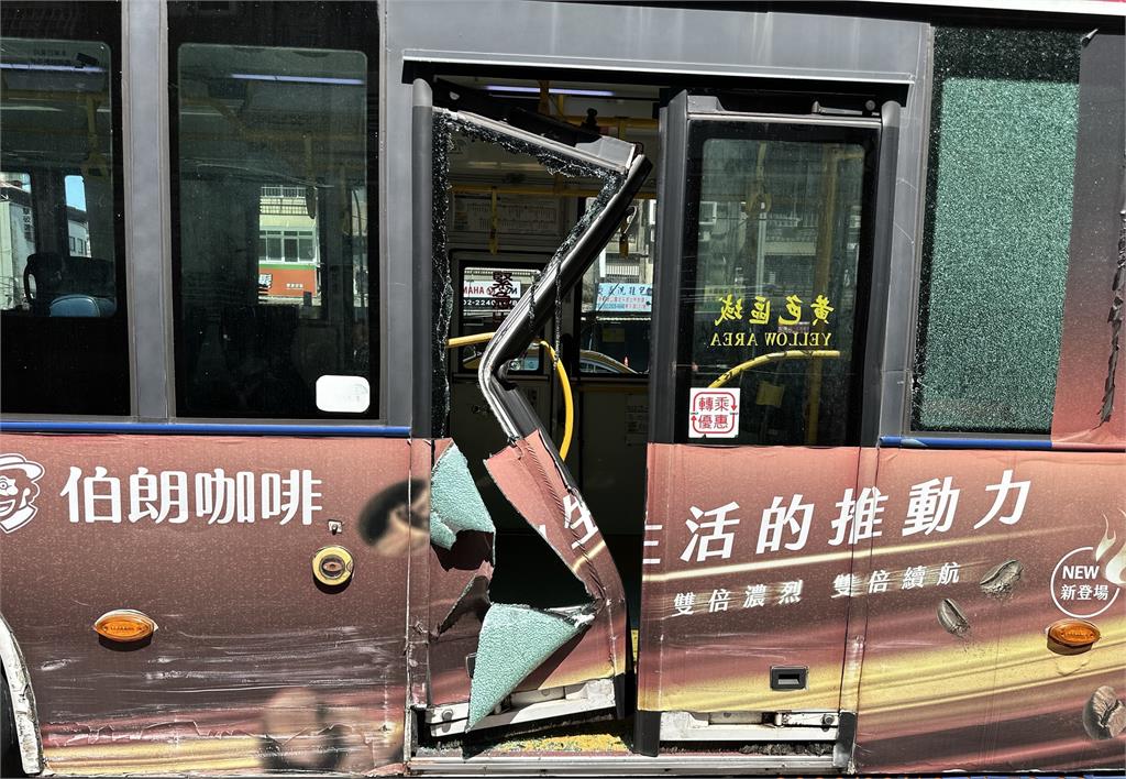 最新/又是外輪差!中和公車猛撞大貨車屁股 乘客嚇壞畫面曝光