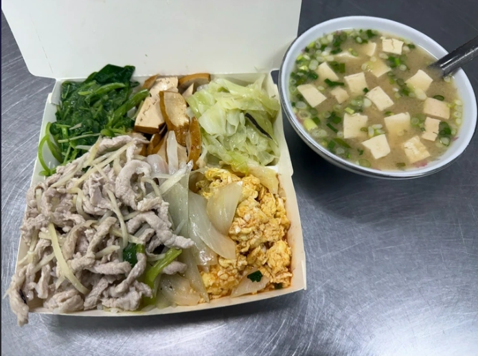 100元爽買超澎湃「肉絲便當」引熱議 網嗨翻狂刷:「這是你阿嬤做的嗎」...