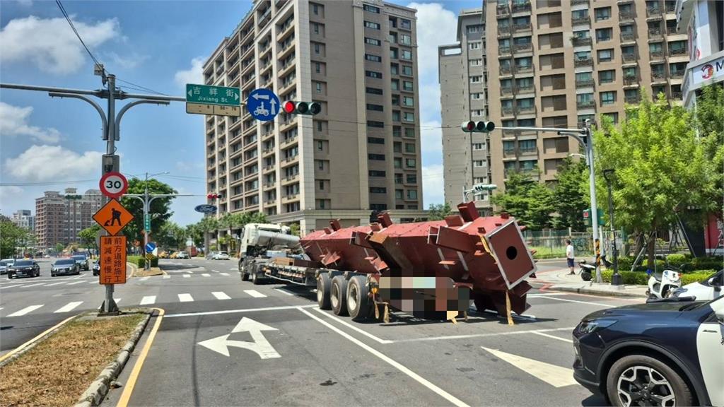 快新聞/嚇傻!15公尺鋼梁空降路口 三重馬路「驚險一幕」全都錄