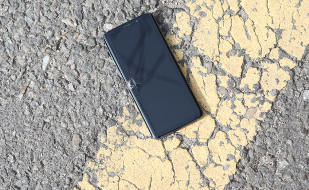  摔車「iPhone 18彎了」！重擊凹曲還能用　網看傻：太扯…