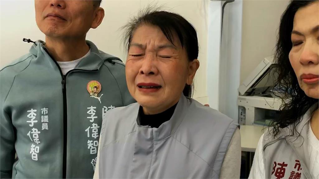 快新聞／多面國旗飄揚、議員喜極而泣　陳亭妃勝出後報告賴總統先離場