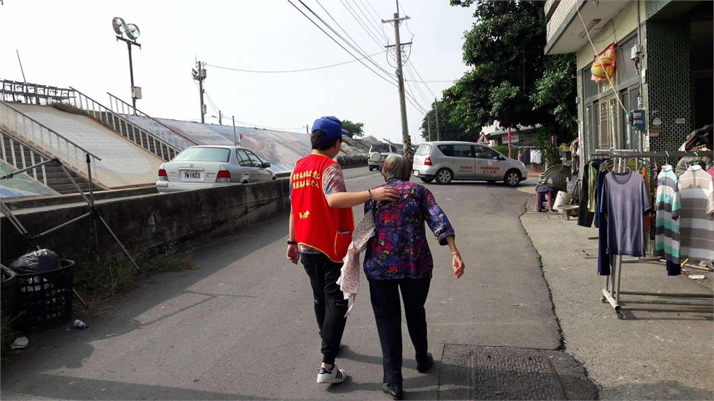 買消夜被員警攔下問"你是翔鵬？"　感謝當年為父親葬禮募款