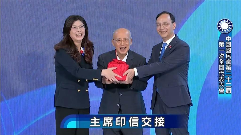 太感動?鄭麗文就職黨魁演說 馬英九台下激動落淚