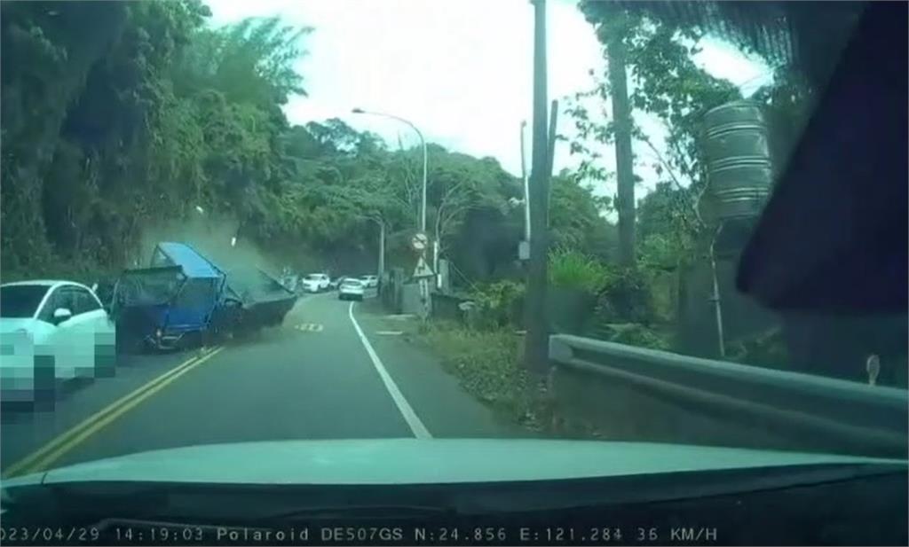 快新聞／桃園大溪連環車禍！小貨車逆向「狂撞整排車」　8人受傷送醫