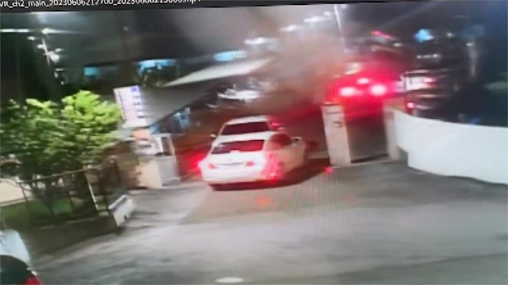 警匪碰碰車!偷車賊拒捕衝撞 四輛警車嚴重毀損 畫面曝