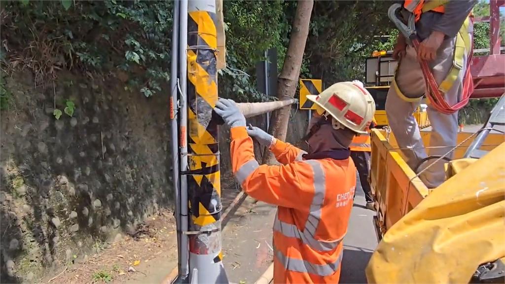 新竹公有路燈變廣告免費聚光燈？民眾痛罵：市府縱容歪風