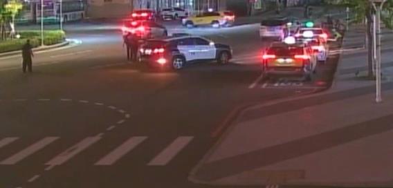 苗栗火車站前男踹排班小黃又踢警車 遭帶回管束