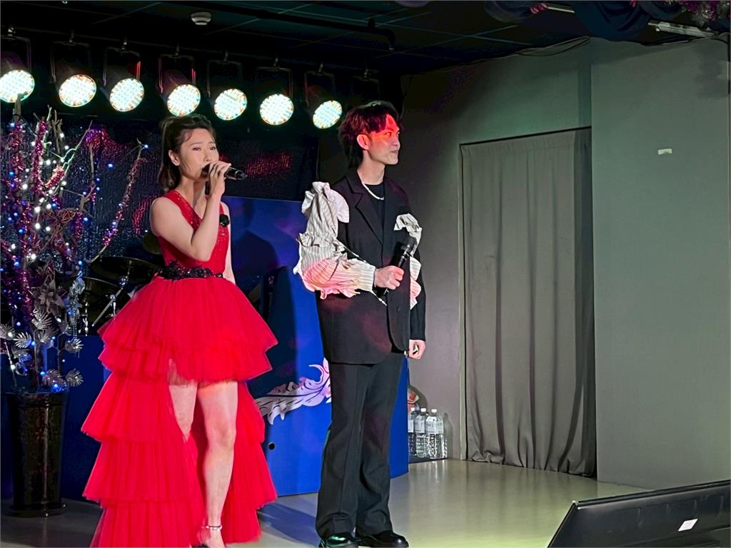 《綜藝新時代》籃籃性感紅包場唱歌!被老闆欽點留下改取藝名「高冷籃妃」