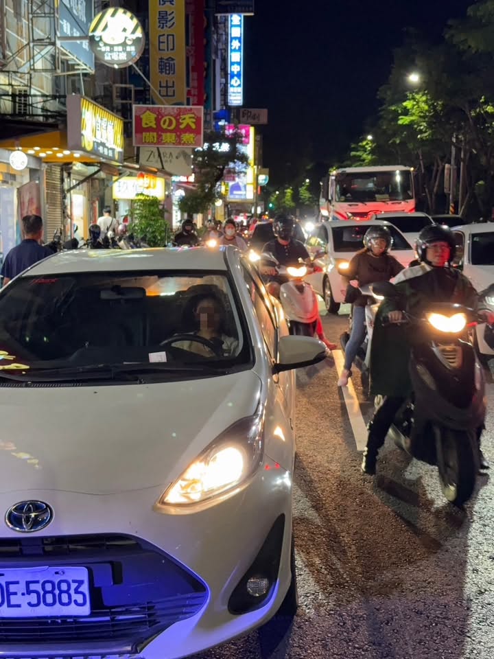 正妹「撞人不下車」遭PO照公審！全網秒歪樓狂盯「超兇車頭燈」：已經原諒她了