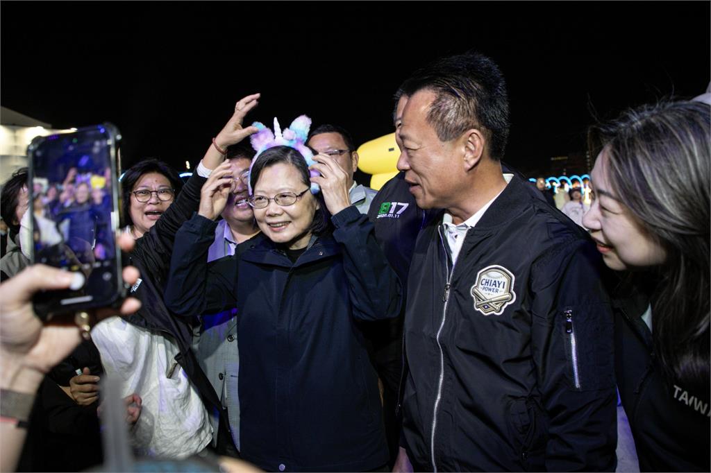 蔡英文「整頭炸出呆毛」退休參拜被抓包！69歲「私下模樣太反差」逼瘋網：笑出來