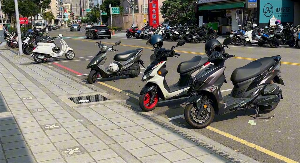 竹北一條馬路兩世界! 「孤單機車格」間隔3米 對面停超滿