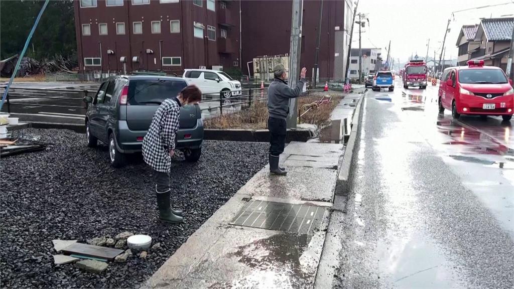 家園被震毀!日本老夫婦睡車上度日 見消防車駛過「必做這件事」超催淚