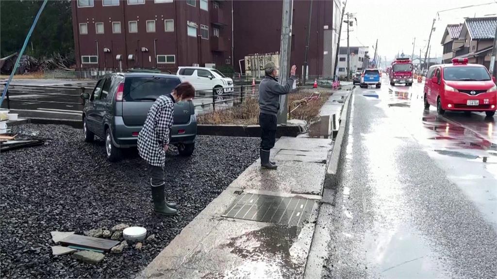 家園被震毀！日本老夫婦睡車上度日　見消防車駛過「必做這件事」超催淚