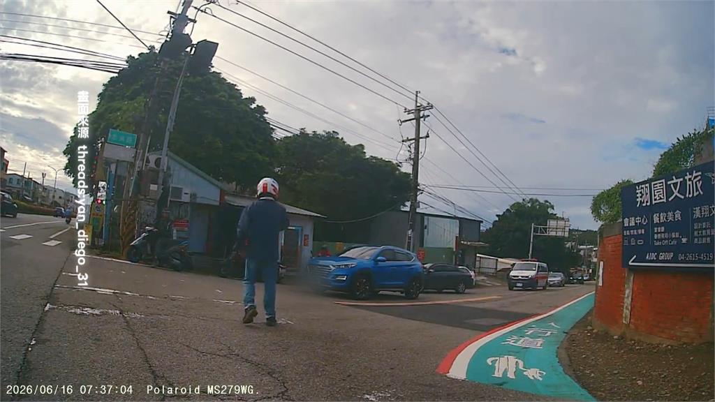 台中救護車鳴笛困車陣！　熱心騎士指揮「轎車還不讓」