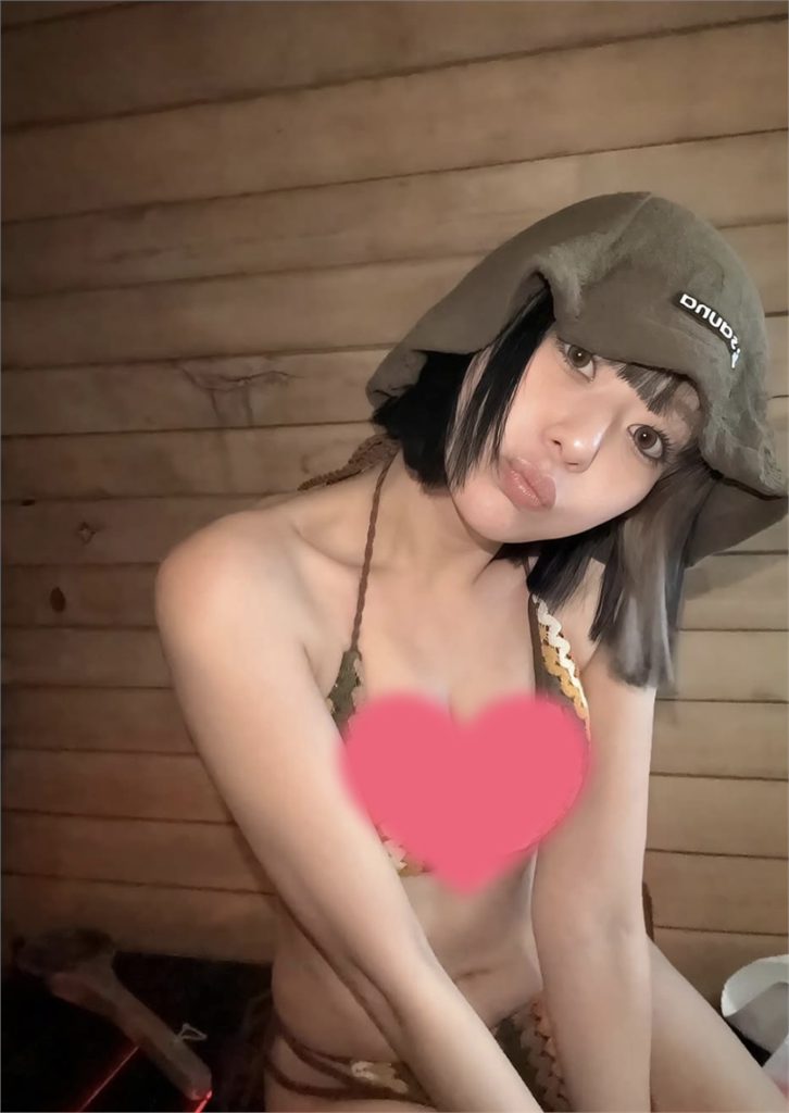 51歲男星吞嫩草！小17歲辣妹「跪床私照」下衣失蹤嬌嗔：臭老頭