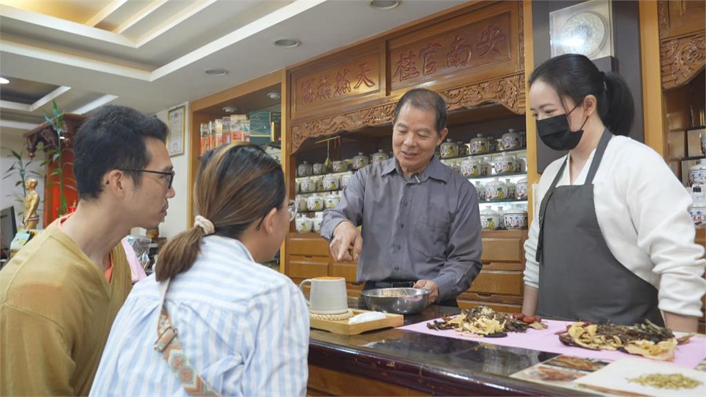 古今並蓄！中藥房化身「咖啡廳」　創新轉型延續千年智慧