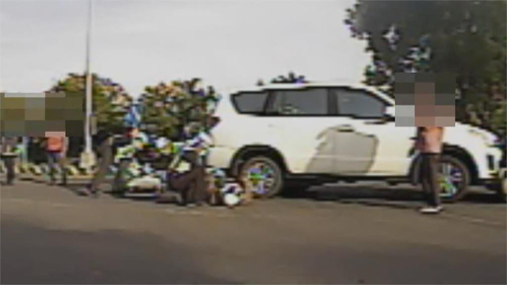 嘉義老夫妻雙載迴轉遭撞2傷 7旬騎士遭連人帶車推行