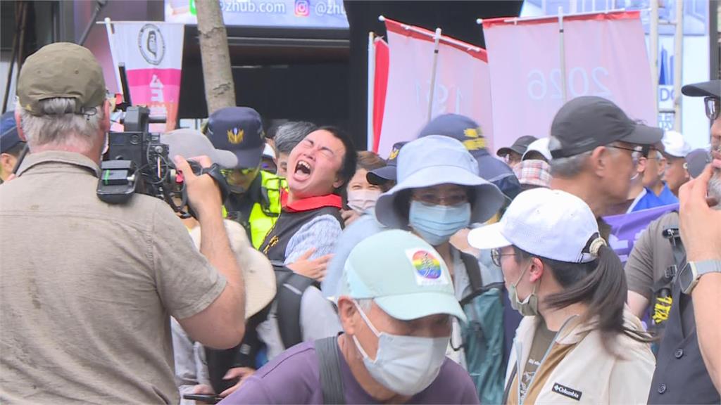 快新聞/吃屎哥又來鬧場!亂入「民團挺軍購」遊行 瘋狂怒喊:國民黨賣台