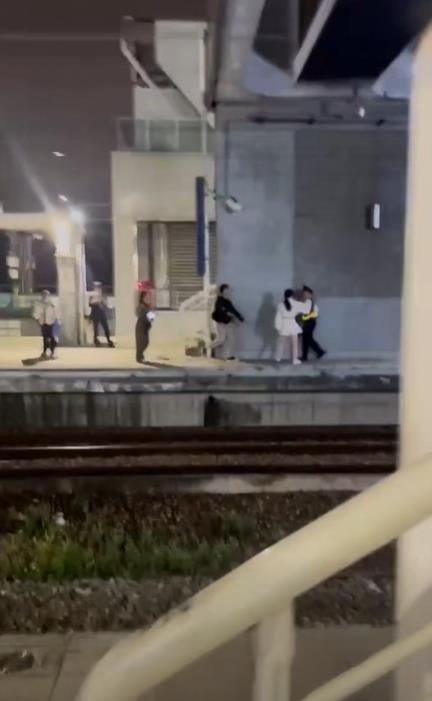情緒失控女大鬧台鐵!靠警戒線太近「不滿被勸阻」當場跳軌誇張影片曝