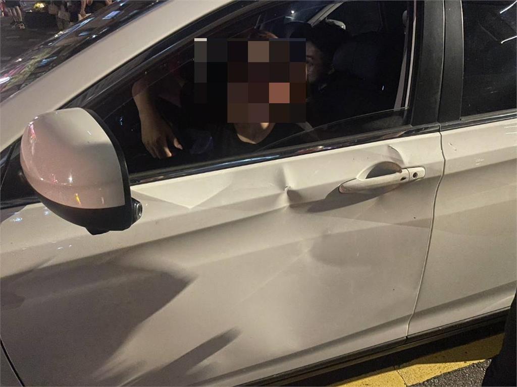 好心被雷親？北市女「停車禮讓」　醉漢竟當街踹車　路人以為被尋仇