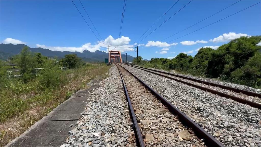 台鐵東正線才剛搶通 150噸巨石崩落砸斷鐵軌「單線通車」