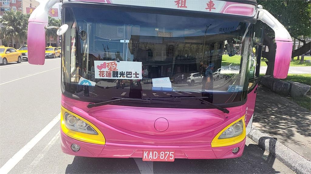 民主力量在路上 雲林孫聽阿嬤的話 雨中搭返鄉專車回家投票