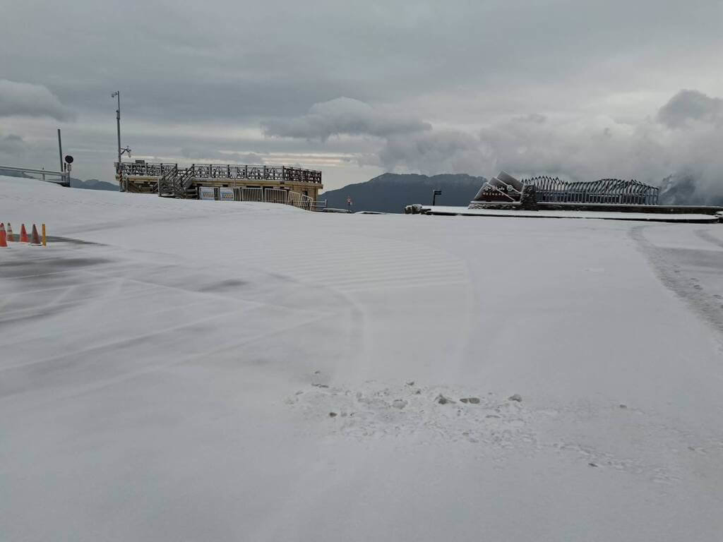 合歡山降雪 台14甲昆陽至大禹嶺須掛雪鏈通行