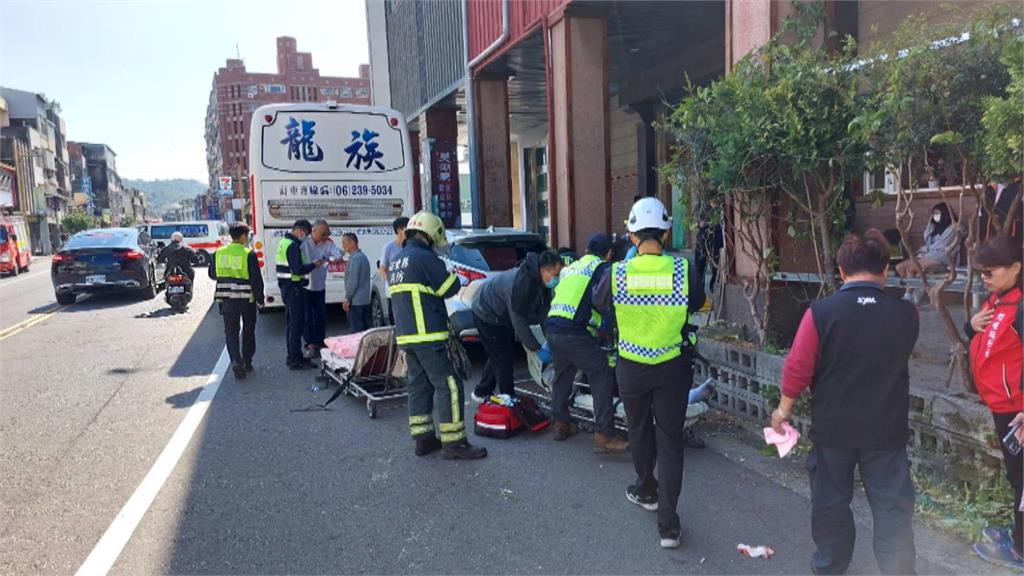 小客車突失控撞路人、遊覽車　遭無妄之災　6鐵道迷輕傷