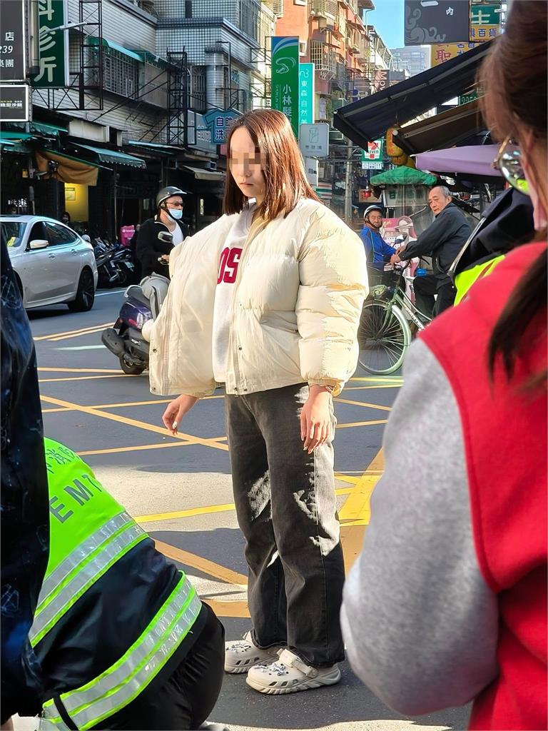 板橋阿公昏倒在地!正妹女騎士秒停車CPR「超甜臉蛋」網讚:好美的天使